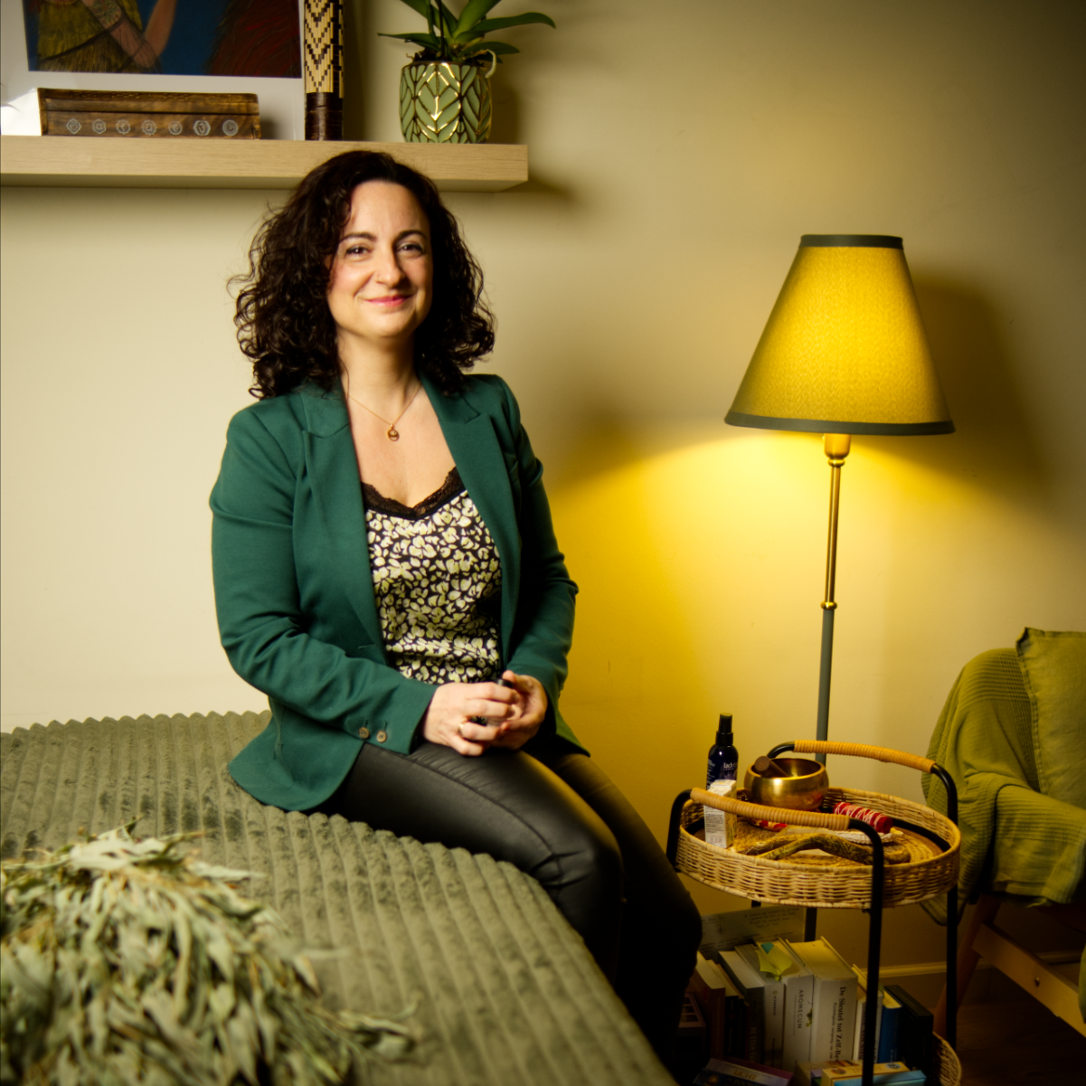 Sfeervolle praktijkruimte met zitplek en warme uitstraling