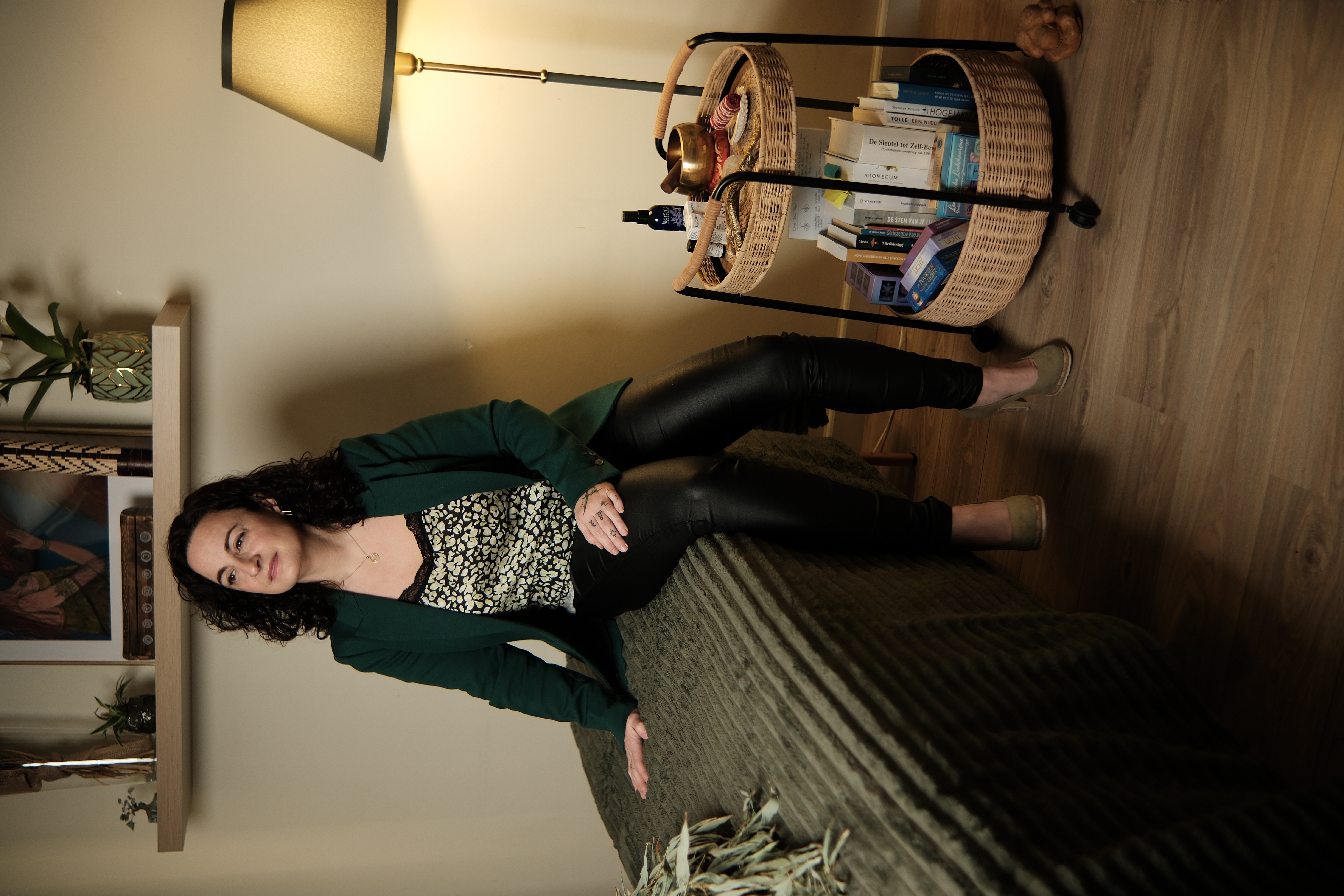 Nuria in een warme en rustige praktijkruimte van La Aurora